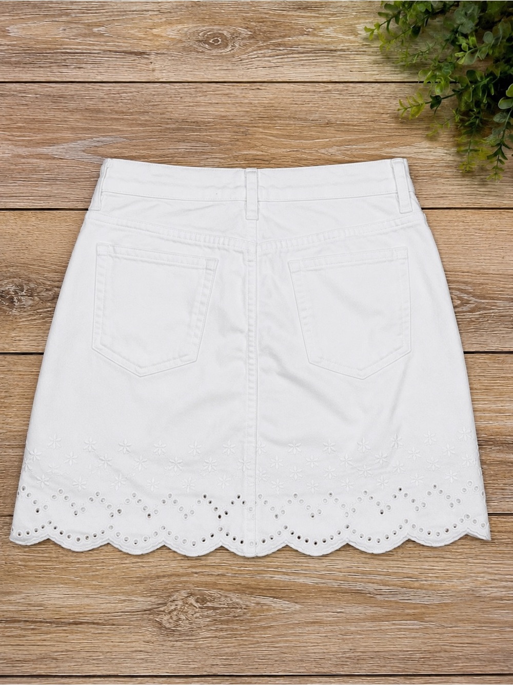 NWT J Crew White Eyelet Embroidered Denim Mini Skirt Sz 28 Medium - Picture 3 of 8